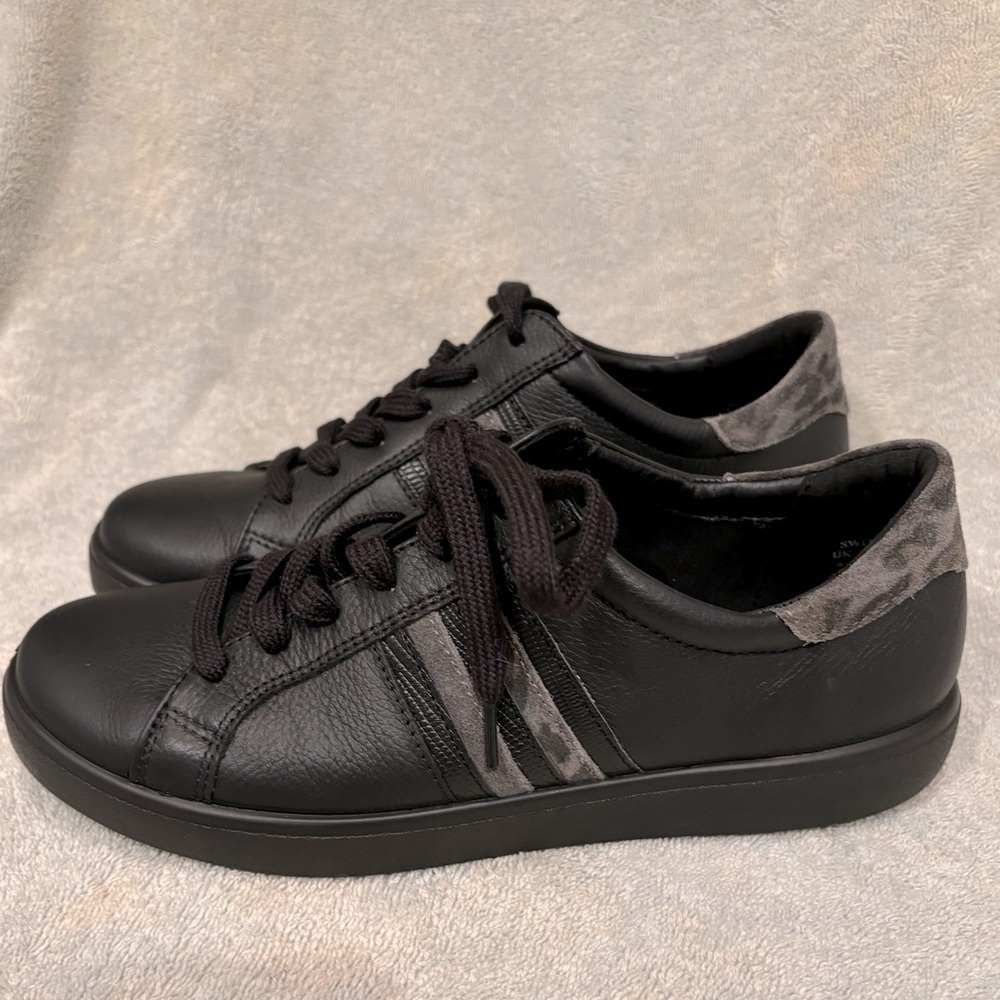 Hotter black leopard stripe sneaker Switch size 8/39